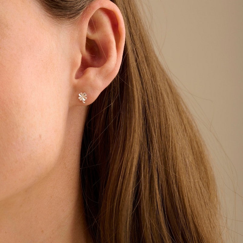 Mini Clover ørestikker i sølv fra Pernille Corydon