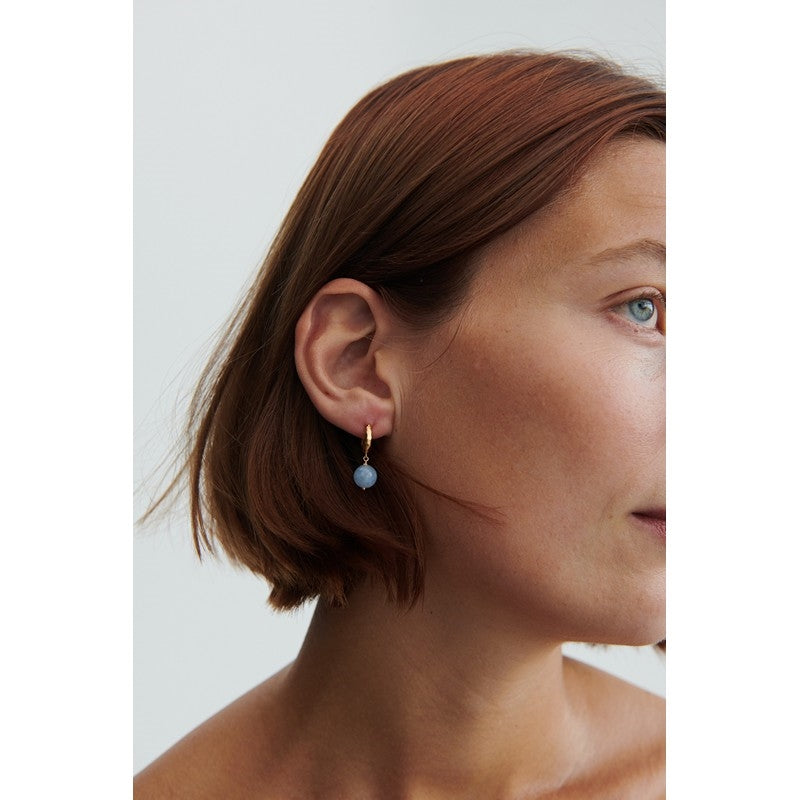Blue Sky øreringe i forgyldt sølv med blå aquamarine fra Pernille Corydon (26 mm)