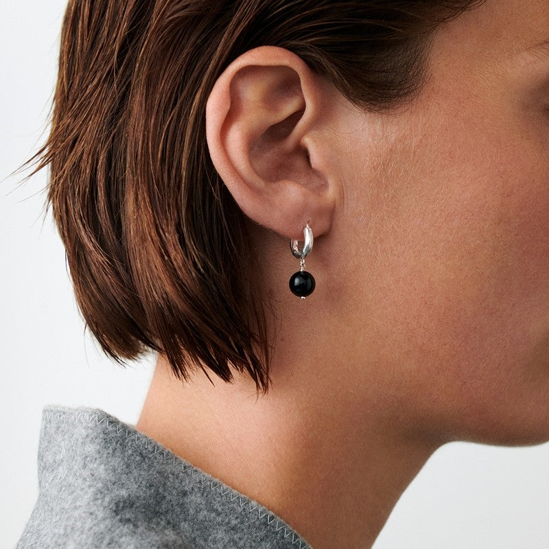 Night Sky øreringe i forgyldt sterlingsølv med sort onyx fra Pernille Corydon