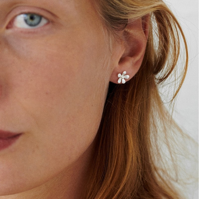 Wild Poppy ørestikker i sølv fra Pernille Corydon (10 mm)
