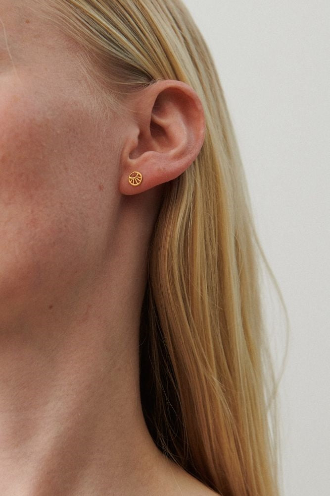 Mini Daylight ørestikker i 18 karat forgyldt sølv fra Pernille Corydon (6 mm)