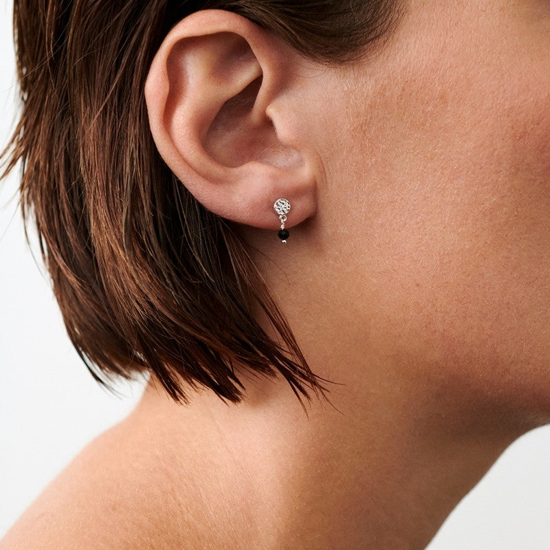 Black Nature ørestikker i forgyldt sølv med sort onyx fra Pernille Corydon