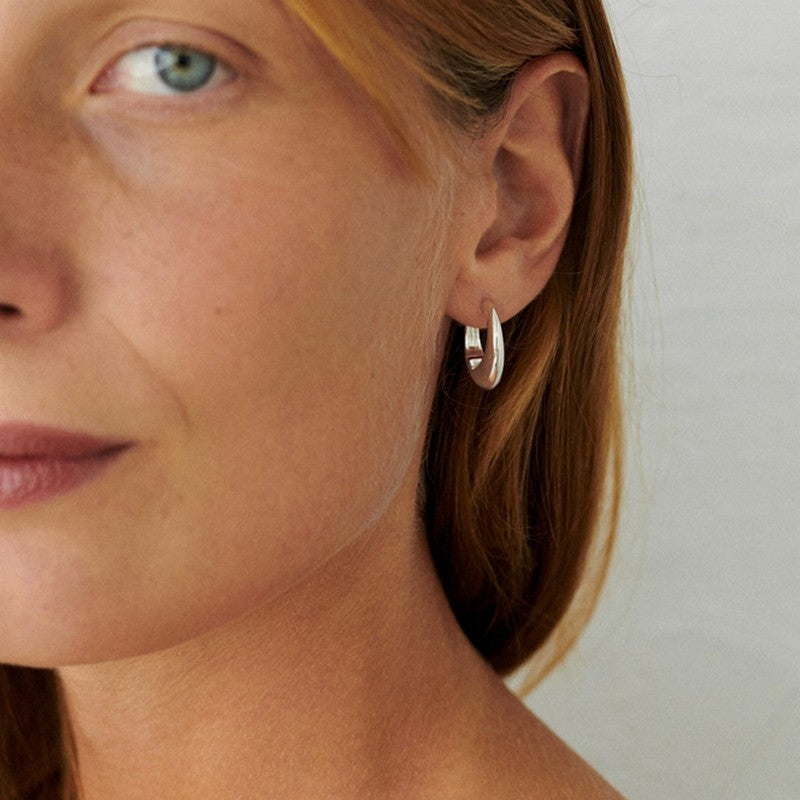 Globe Huggies øreringe i sølv fra Pernille Corydon (20 mm)