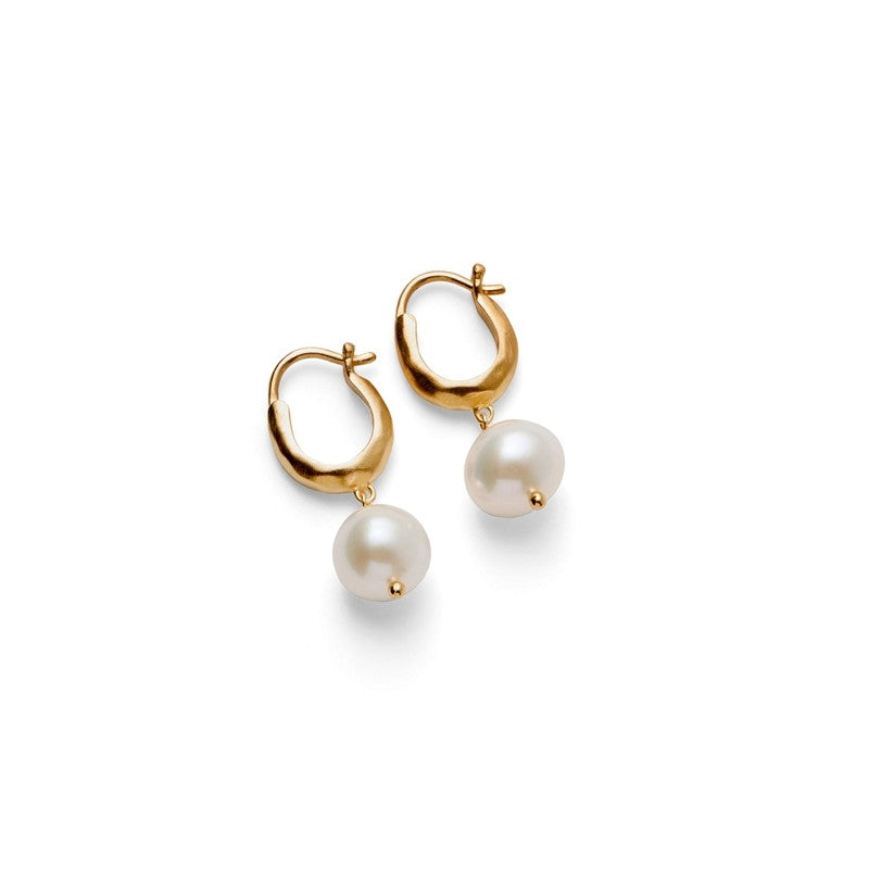 Pernille Corydon Pearl Blossom hoops i forgyldt sølv med runde hvide ferskvandsperler.
