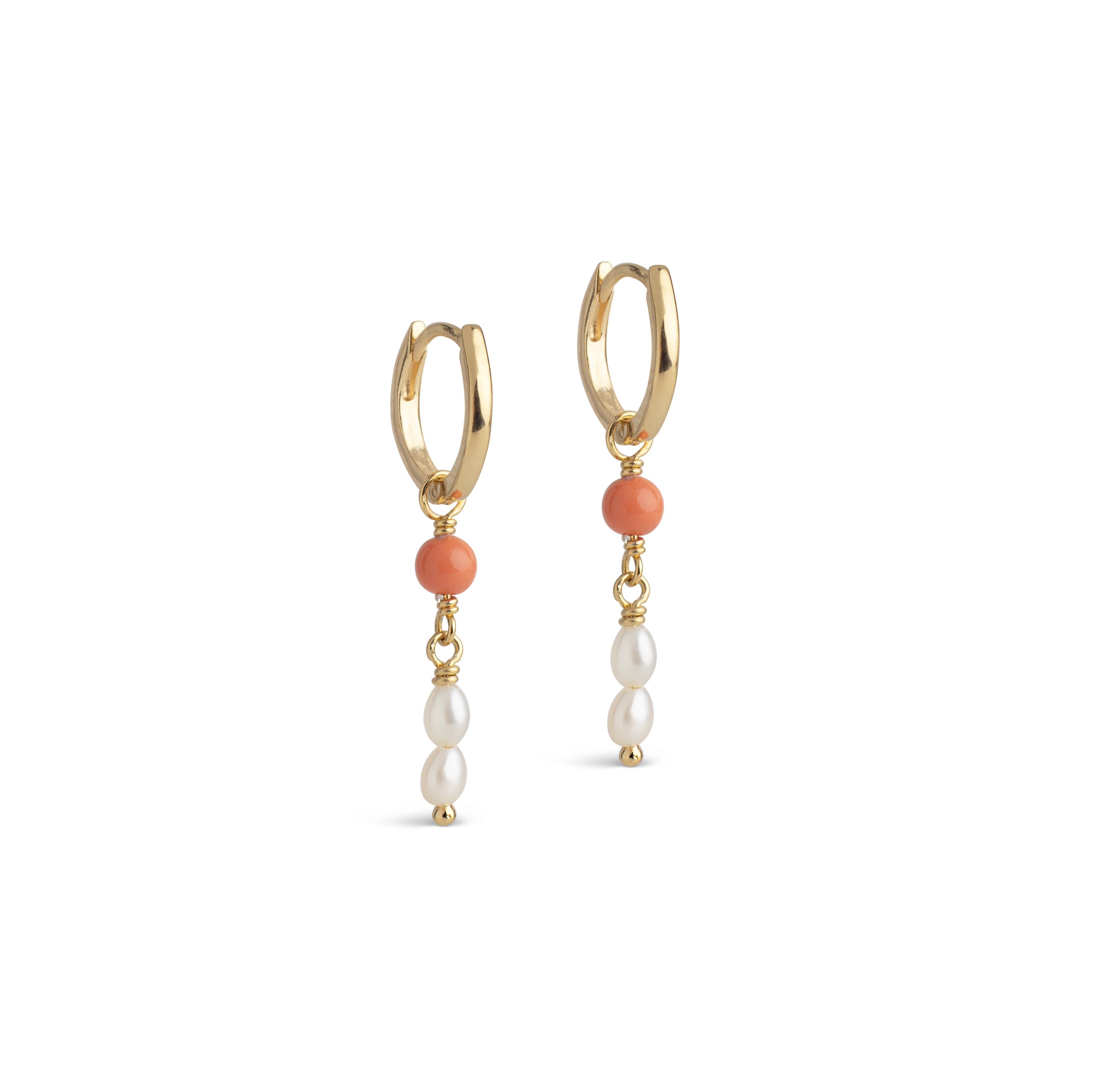 Liva hoops øreringe i forgyldt sterlingsølv med håndmalet light coral emalje fra Enamel Copenhagen.