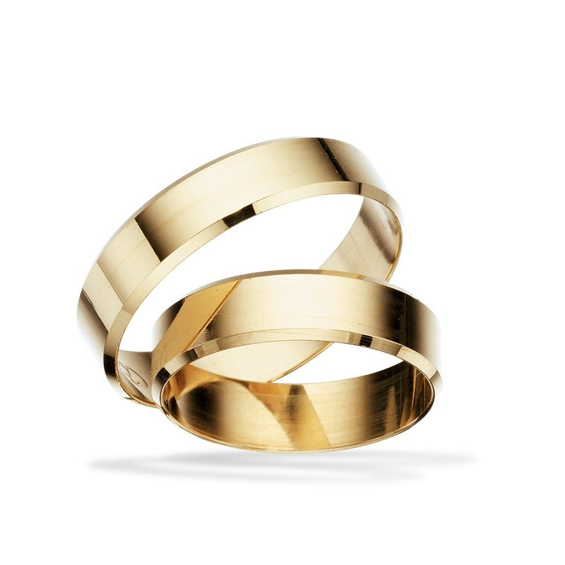 Scrouples vielsesringe i blankt 8 eller 14 karat guld med skrå kanter, 5 mm – klassisk og tidløst ringsæt.