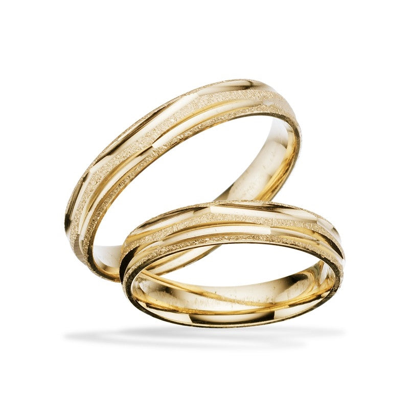 Særlige Scrouples vielsesringe i 8 eller 14 karat guld med blank og rustik overflade, 4 mm.
