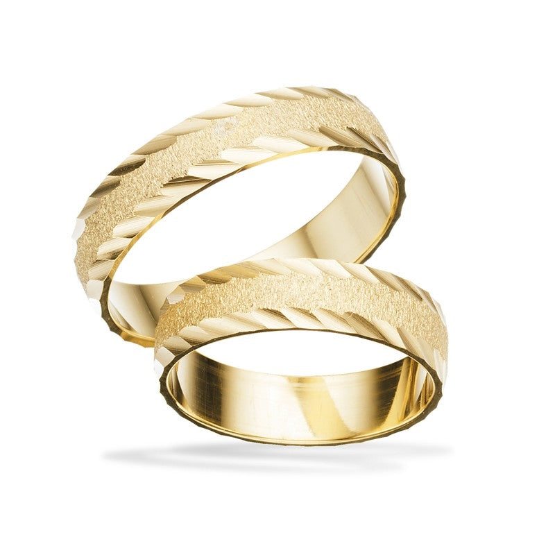 Moderne Scrouples vielsesringe fra H-serien i 8 eller 14 karat guld med rustik, graveret overflade og 5 mm bredde.