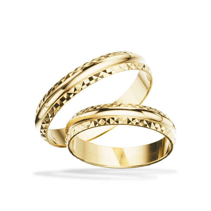 Scrouples vielsesringe i 8 eller 14 karat guld med blank overflade og sidemønster, 4 mm.