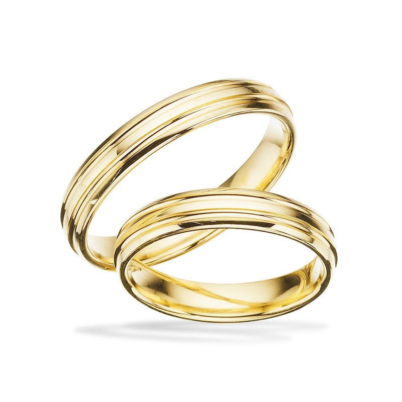 Scrouples vielsesringe i 8 eller 14 karat guld med blank overflade og parallelle riller, 4 mm.