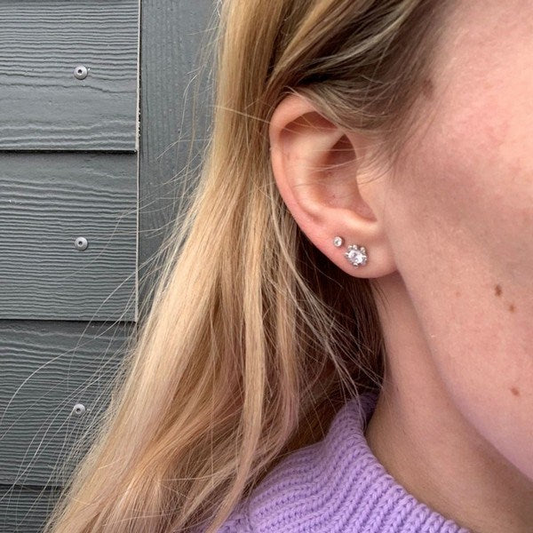 JOANNOR ørestikker i forgyldt sølv med zirkoner, Ø3 mm – JoanliNor