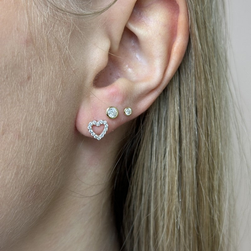 Hjerte ørestikker i 8 kt guld med zirkonia – Smykkecenter