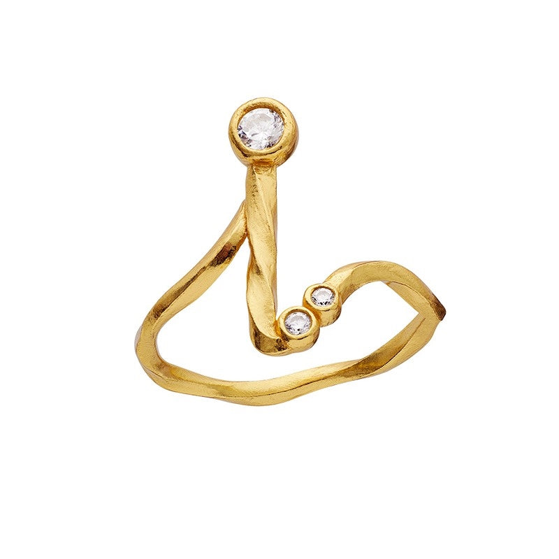 Maanesten alfabet ring i forgyldt sølv med I og tre zirkonia i silkemat design.