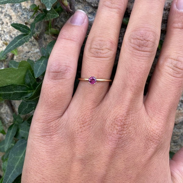 Poetry Solitaire ring i 14 kt guld med rød granat fra Mads Z