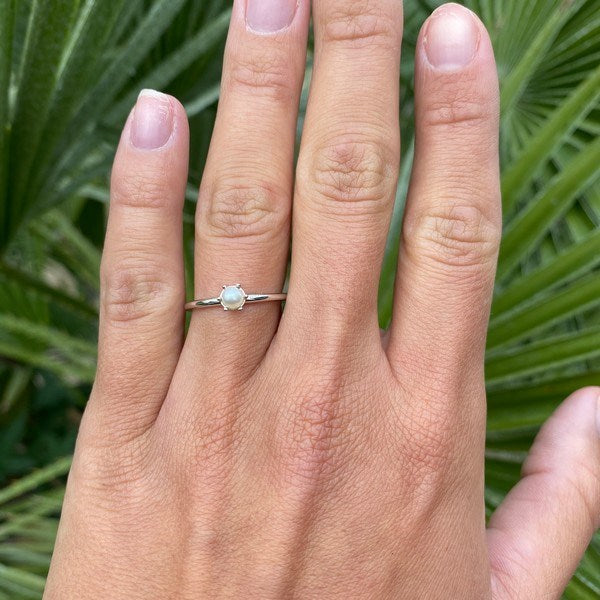 Poetry Solitaire ring i sterlingsølv med ferskvandsperle fra Mads Z
