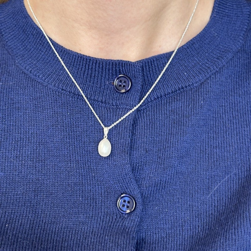 Ovalt perlevedhæng i sølv med kæde 45 cm fra Smykkecenter