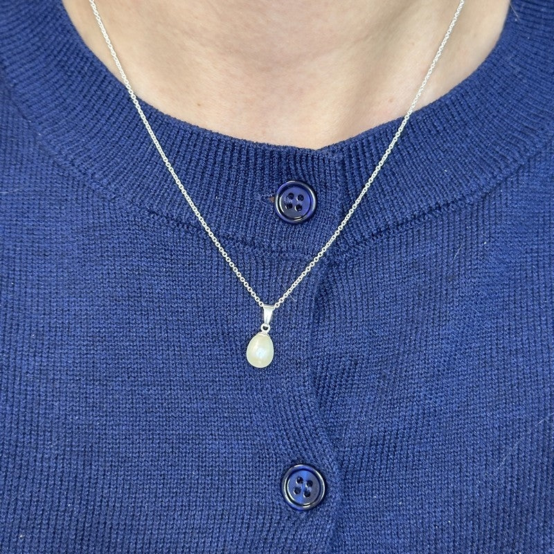 Smykkecenter vedhæng i sølv med hvid ferskvandsperle og sølvkæde 45 cm