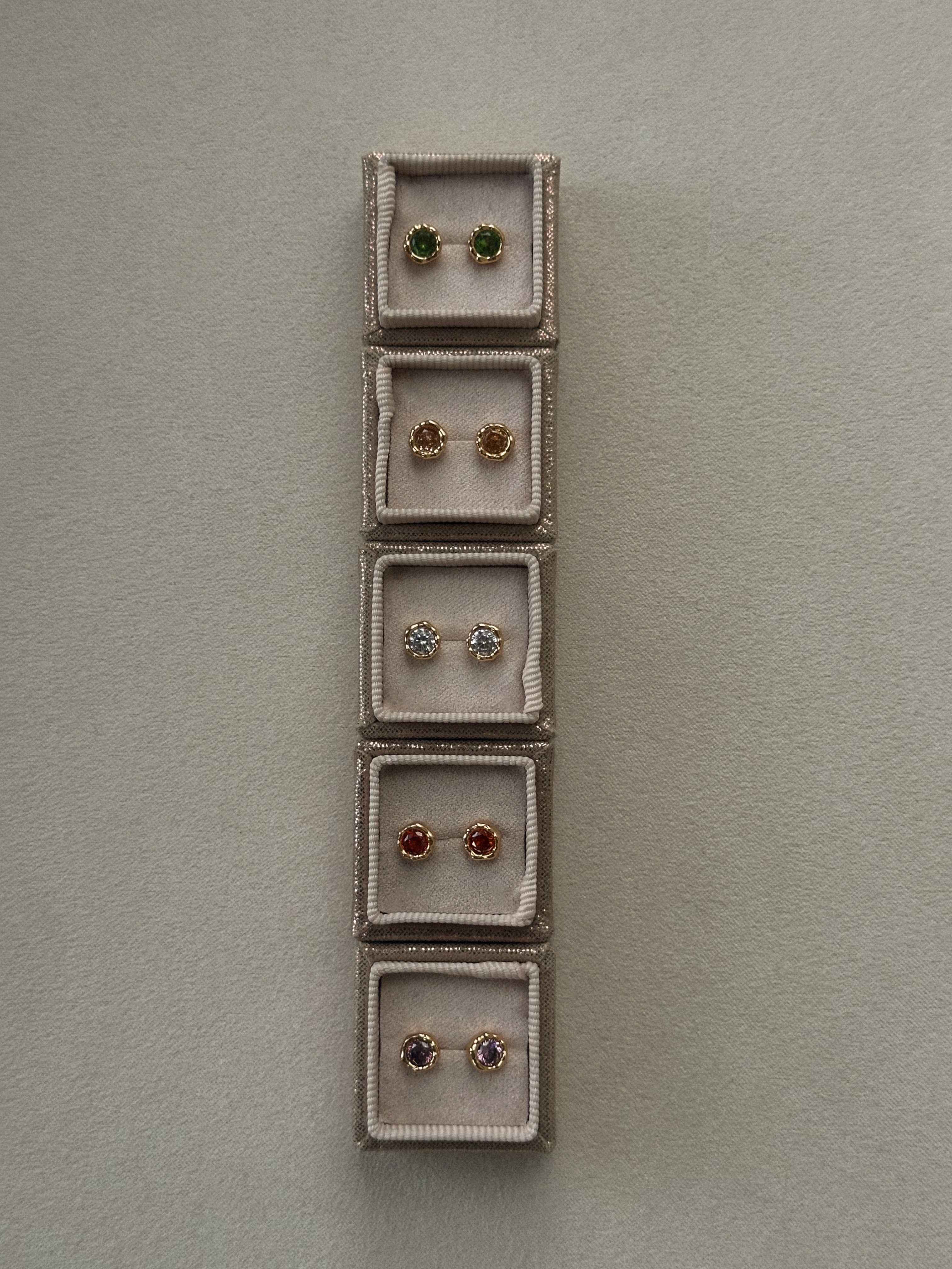Pico Copenhagen Earth Crystal øreringe i forgyldt messing med nanokrystal båret af en model