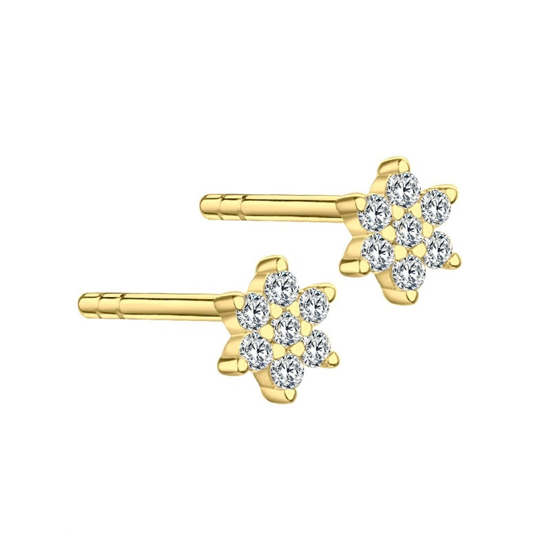 Samara ørestikker fra Aqua Dulce i 18 kt forgyldt sterlingsølv med klare zirkonia i blomstermotiv.