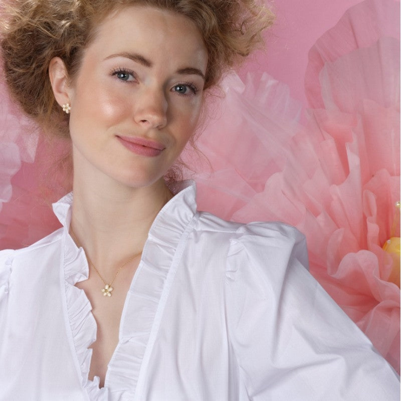 PhoebeNor halskæde i forgyldt sølv med blomst og hvide zirkonia fra JoanliNor 42+3 cm