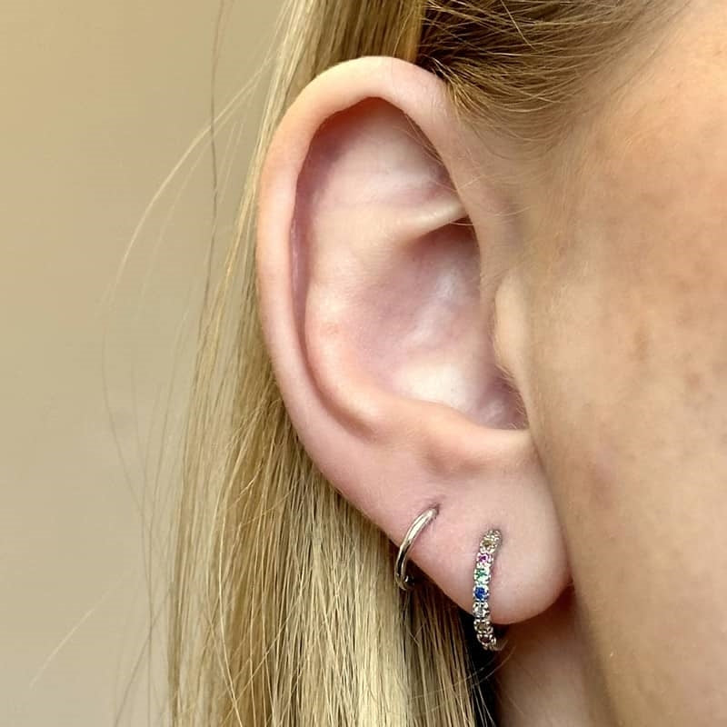 Katja øreringe i sølv med regnbue zirkonia fra MerlePerle