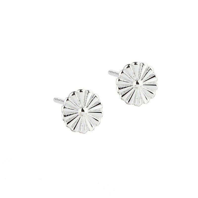 Tiny Daisy øreringe i 925 sterlingsølv fra Aqua Dulce – blomsterformede ørestikker, 5 mm.