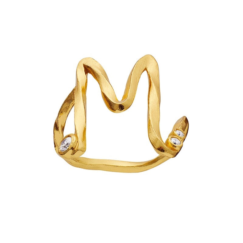 Maanesten alfabet ring i forgyldt sølv med bogstav M og 3 zirkonia – silkemat og personligt design.