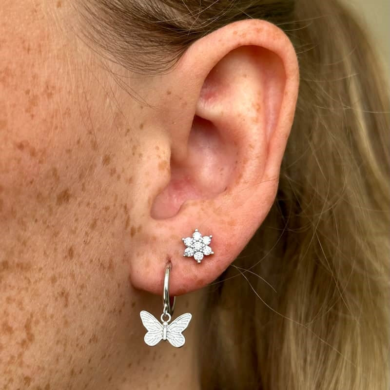 Maude creoler i sølv med sommerfugl fra MerlePerle, 11 mm