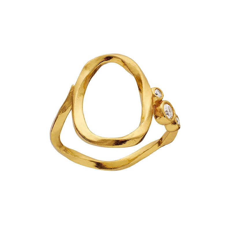 Maanesten alfabet ring i forgyldt sølv med bogstavet O og tre zirkonia i silkemat og rustikt design.