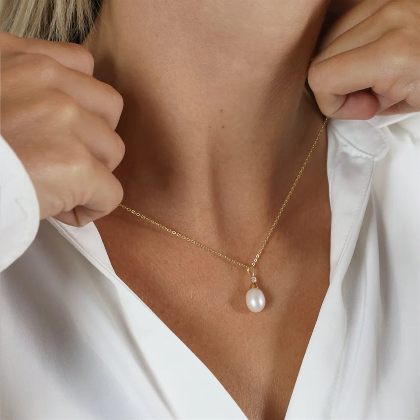 Aagaard vedhæng i 8 kt guld med perle og zirkonia, inkl. forgyldt kæde 45 cm