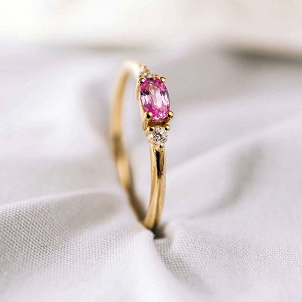 Petit ring i 14 karat guld med oval pink safir og diamanter – Nuran
