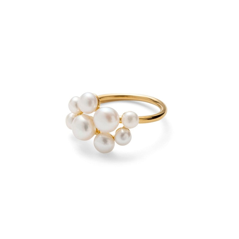 Blossom ring i forgyldt sølv med ferskvandsperler fra Pernille Corydon – elegant, organisk design.