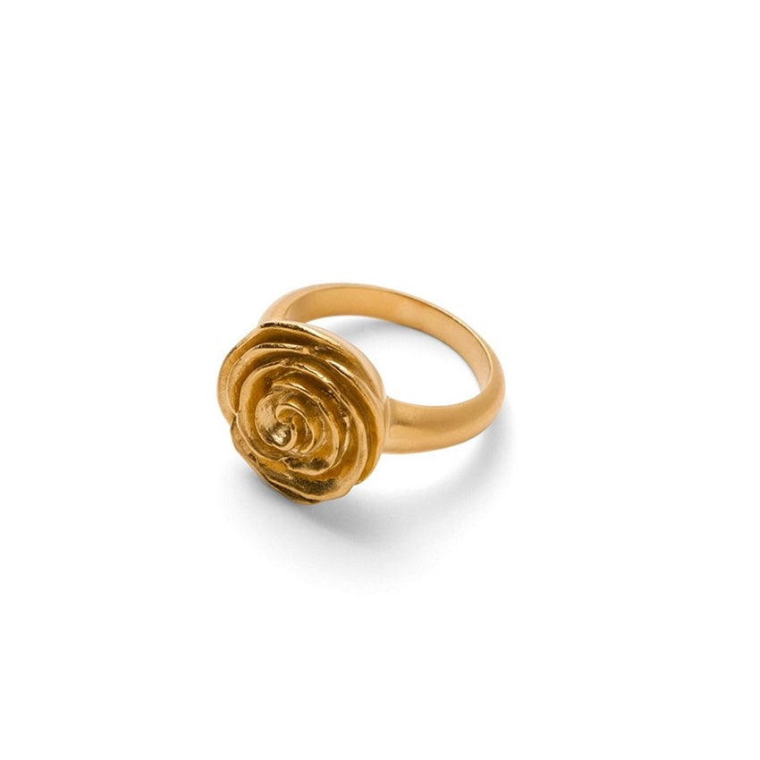 Pernille Corydon Rose ring i forgyldt sølv fra Can I call you Rose? kollektionen med organisk roseformet design.