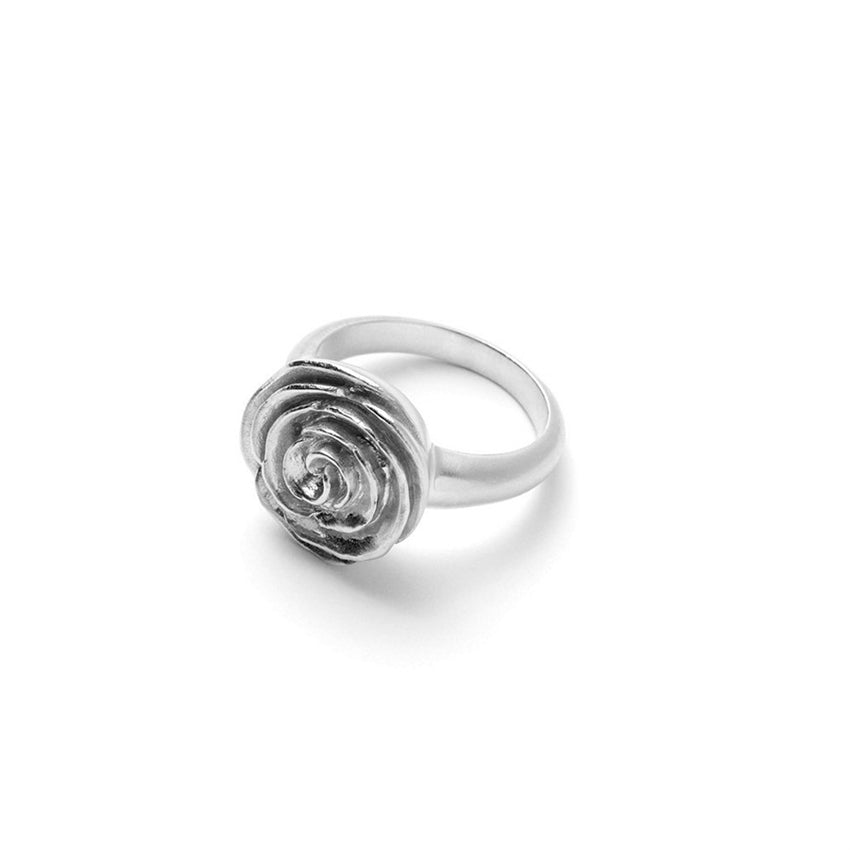 Rose ring i sølv fra Pernille Corydon med rosenbladinspireret, bølget design.