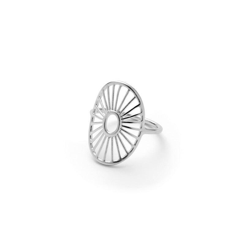 Daylight Signature ring i sølv fra Pernille Corydon – silkemat, rund, åben form med strålemønster.