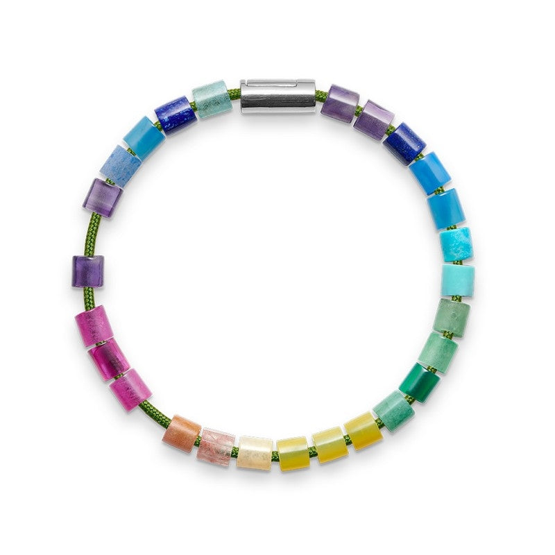 Black Sun armbånd fra Mads Z i grøn nylonsnor med sølvlås og multifarvede stenperler, 16,5–21 cm.