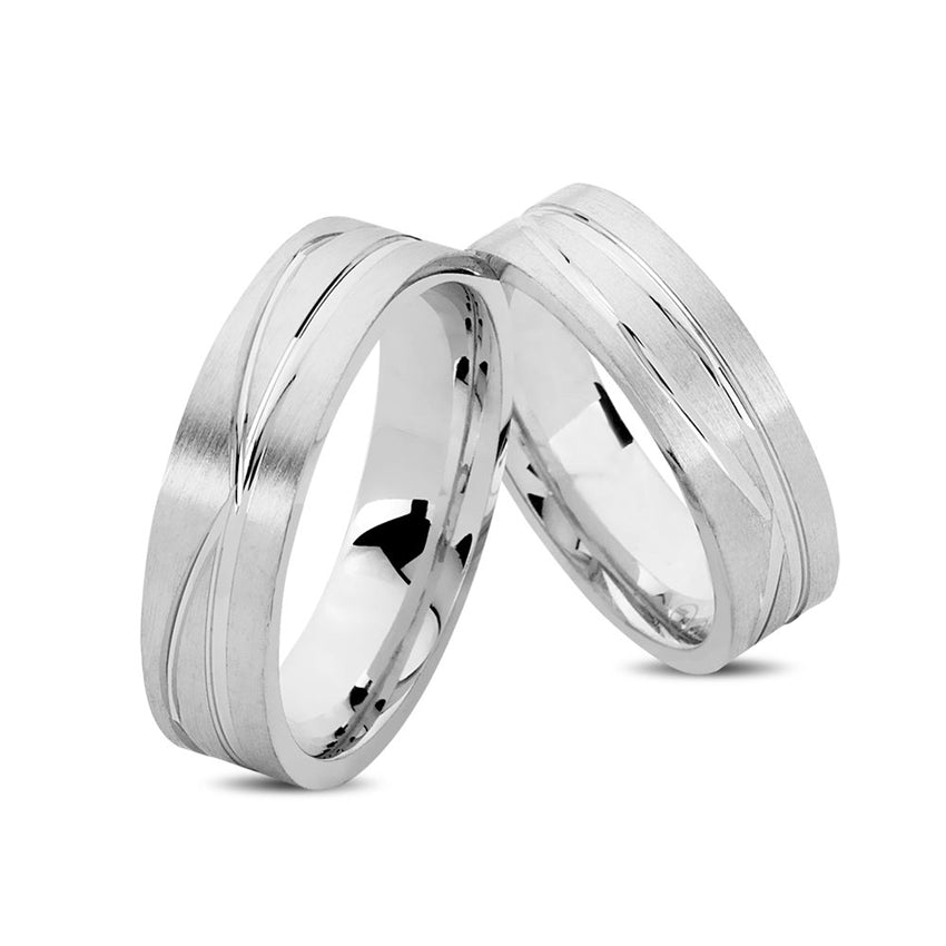 Nuran vielsesringe i rhodineret sterling sølv med graverede striber og matteret overflade, 6 mm brede.