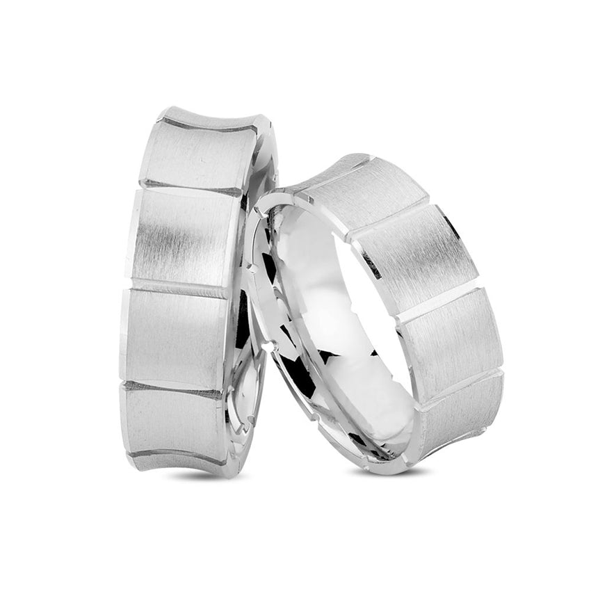 Unikke Nuran vielsesringe i rhodineret sølv med stribet mønster og silkemat finish.