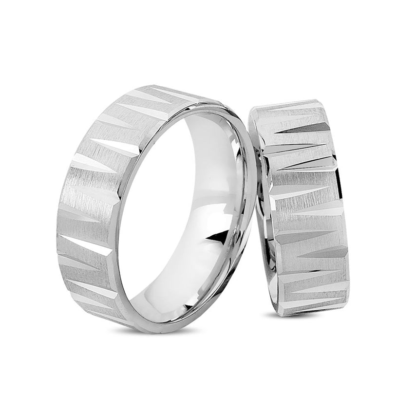 Særlige Nuran vielsesringe i rhodineret sølv med tværgående graveringer, 7 mm.