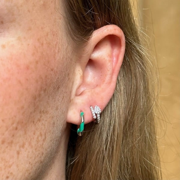 Emmy creoler i sølv med grøn emalje fra MerlePerle, 14 mm