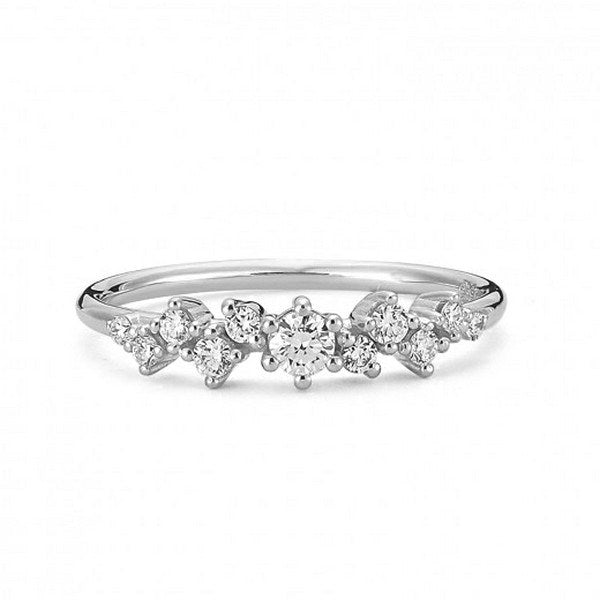 Twinkle ring fra Nuran i 14 karat hvidguld med 0,26 ct diamanter i asymmetrisk stjernemønster.