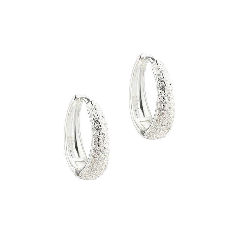 Darling Emma medium creoler fra Aqua Dulce i 925 sterlingsølv med klare zirkonia.
