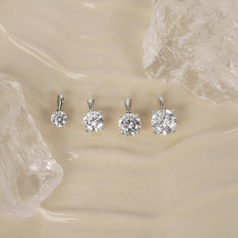Siersbøl LUXURY vedhæng i 14 karat hvidguld med lab-grown diamant – nærbillede af fatning