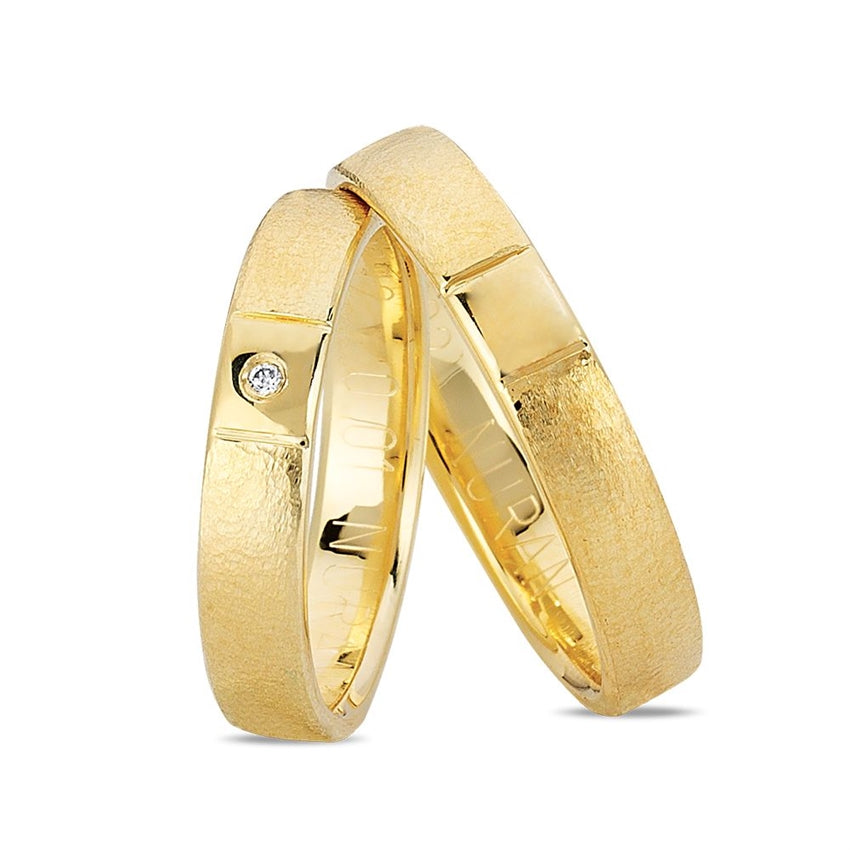 Stilfulde Nuran vielsesringe i 8 eller 14 karat guld med rustik overflade og 0,01 ct diamant i dameringen.