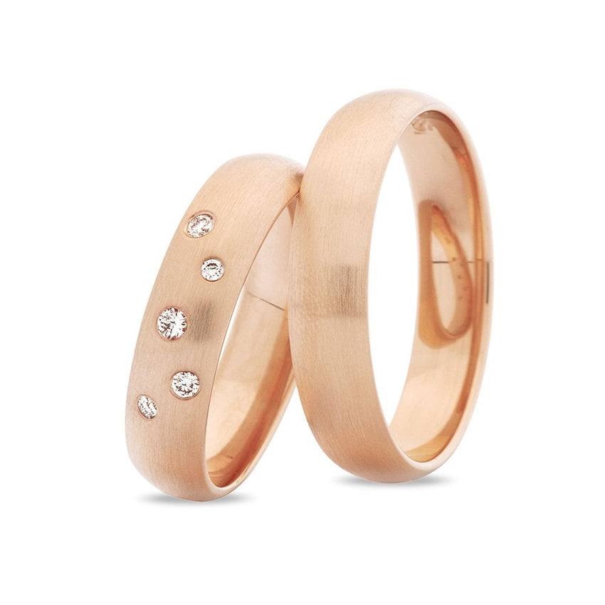 Smukke Nuran vielsesringe i 14 karat rosaguld med silkemat overflade og 5 diamanter på 0,08 ct.