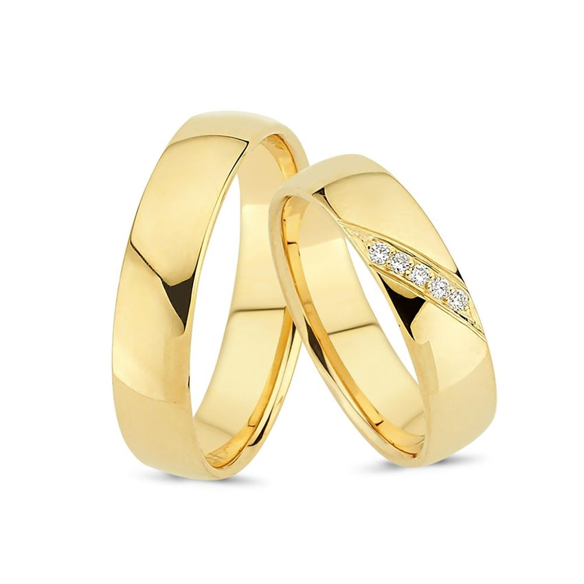 Tidløse Nuran vielsesringe i 14 karat guld med 5 diamanter i dameringen – elegante og afrundede.