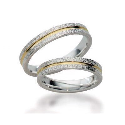 Rå Scrouples vielsesringe i sterlingsølv med 14 karat guldbånd, 4 mm med mat, ru overflade og let buet komfortprofil.