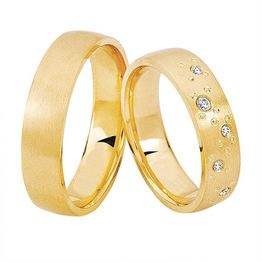 Unikke Nuran vielsesringe i 14 karat guld med 0,08 ct diamanter, bølget design og boblegravering, silkemat overflade.