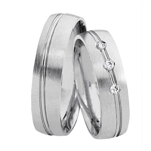 Eksklusive Nuran vielsesringe i 14 karat hvidguld med 3 diamanter i dameringen og silkemat todelt design.