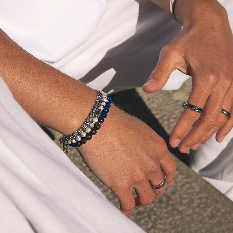 Samie Loui armbånd i 18 kt forgyldt stål med blå lapis og sort lavasten 17–19 cm